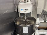 un mixeur posé dans un coin de la pièce