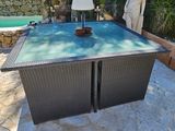 une table sur laquelle est posée une lampe, dans le jardin