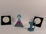 trois objets différents posés sur une surface blanche