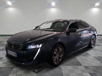la photo d'une voiture garée dans un garage