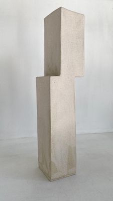 des blocs de béton empilés les uns sur les autres sur une surface blanche