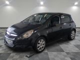 la photo d'une voiture noire garée dans un garage
