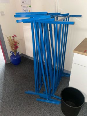 Lot d'environ cinq étagères métalliques laquées bleu