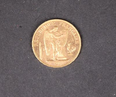 l'image d'une pièce d'or sur une surface noire
