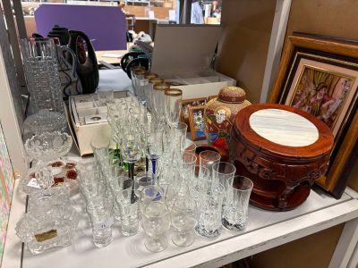 une table sur laquelle sont posés de nombreux verres et assiettes