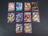 beaucoup de cartes pokemon différentes sur la table
