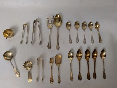 a lot of spoons and spoon spoons on the table