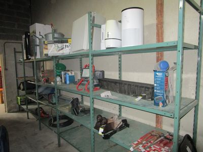 une étagère sur laquelle sont posés de nombreux objets, dans un garage