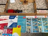 une table sur laquelle sont posés des appareils électroniques