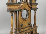une horloge en bois posée sur une table