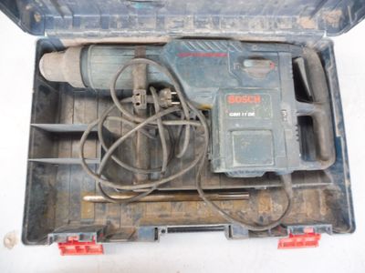 un outil dans une boîte à outils contenant un cordon