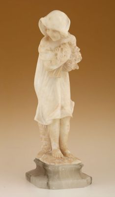 statue en marbre représentant une jeune fille tenant un panier de fleurs