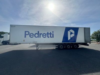 un camion semi-remorque garé dans un parking