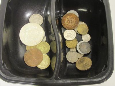 deux plateaux contenant des pièces différentes, posés sur une table