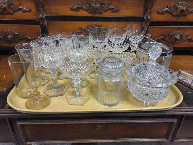 Partie de service de verres en cristal et divers 