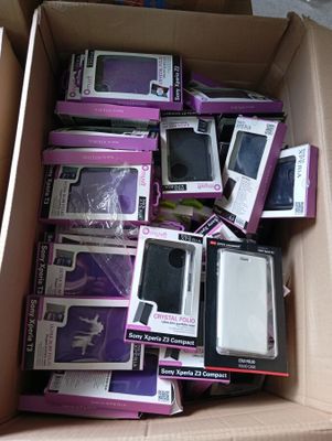 1 lot comprenant environ 750 coques de téléphones (anciens m…