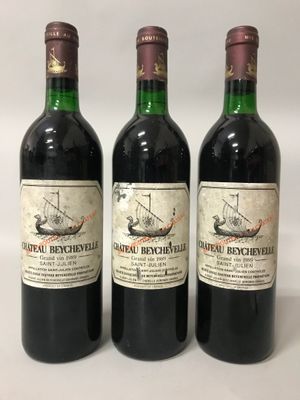 trois bouteilles de vin rouge posées l'une à côté de l'autre sur une surface blanche