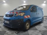la photo d'une camionnette bleue garée dans un garage