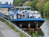 un bateau amarré au bord de la rivière
