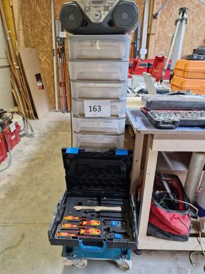 un chariot contenant des outils dans un garage