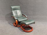 un fauteuil inclinable muni d'un repose-pieds et d'un repose-pieds