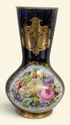 un vase noir orné d'un motif floral