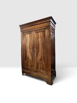 une image d'un meuble en bois avec deux portes et un tiroir