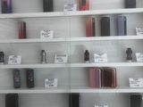 une vitrine présentant de nombreux modèles de téléphones portables