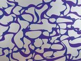 une photo représentant un motif violet et blanc sur un mur