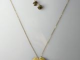 un ensemble composé d'un collier et de boucles d'oreilles avec un pendentif représentant un Bouddha en or
