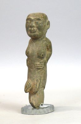 Statuette en pierre grise figurant un buste hybride d’homme …