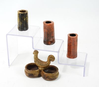 trois petits vases posés sur une table