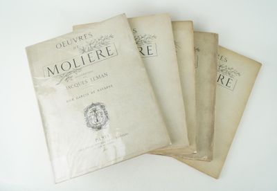 quatre vieux livres empilés les uns sur les autres sur une table