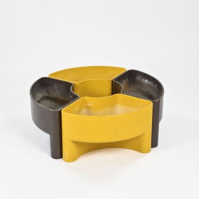 porte-cendrier jaune et noir sur fond blanc