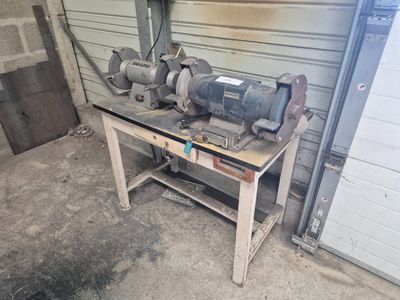 une machine posée sur un établi dans un garage