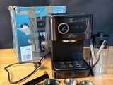 une cafetière et d'autres objets posés sur une table