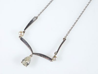gros plan d'un collier sur une surface blanche