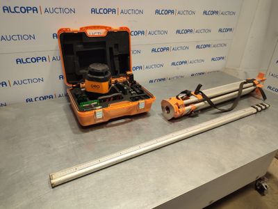 un ensemble d'outils posé sur une table à côté d'une boîte à outils