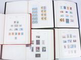 Plusieurs types de timbres sont présentés dans un album posé sur une table
