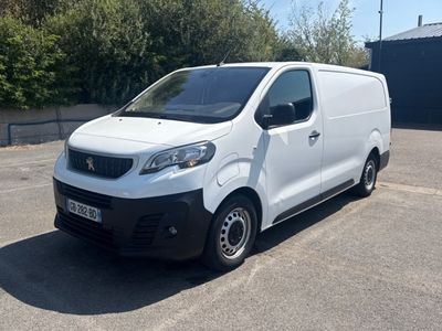 la photo d'une camionnette blanche garée sur un parking