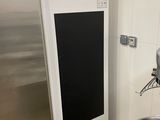 un évier en inox et un réfrigérateur blanc dans une cuisine