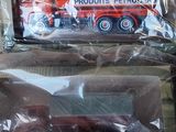 deux sacs de nourriture posés sur une table
