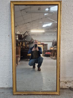 un homme se prenant en photo dans un miroir