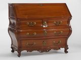 un bureau ancien en bois, doté de ferrures en laiton et de tiroirs