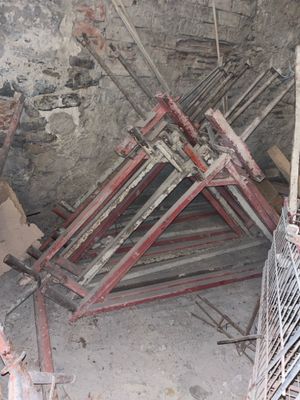 une pile de chaises dans un coin de la pièce