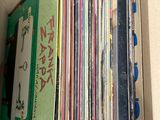 une boîte remplie de livres pour enfants posée sur une étagère