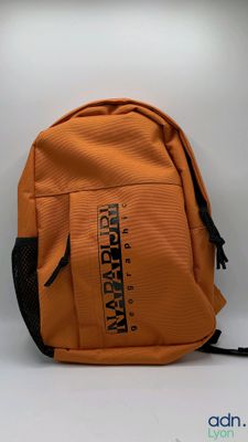 sac à dos couleur mandarine avec des bretelles noires et un logo dessus