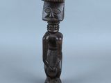 statue en bois représentant un homme coiffé d'un chapeau