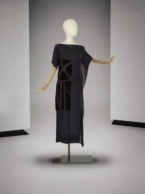 une photo d'un mannequin portant une robe noire ornée d'une croix
