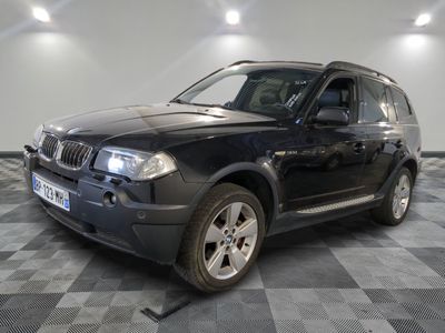 une photo d'un SUV bmw noir garé dans un garage